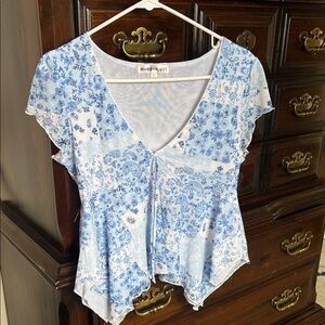 Madden Girl Light Blue Floral cropped Blouse